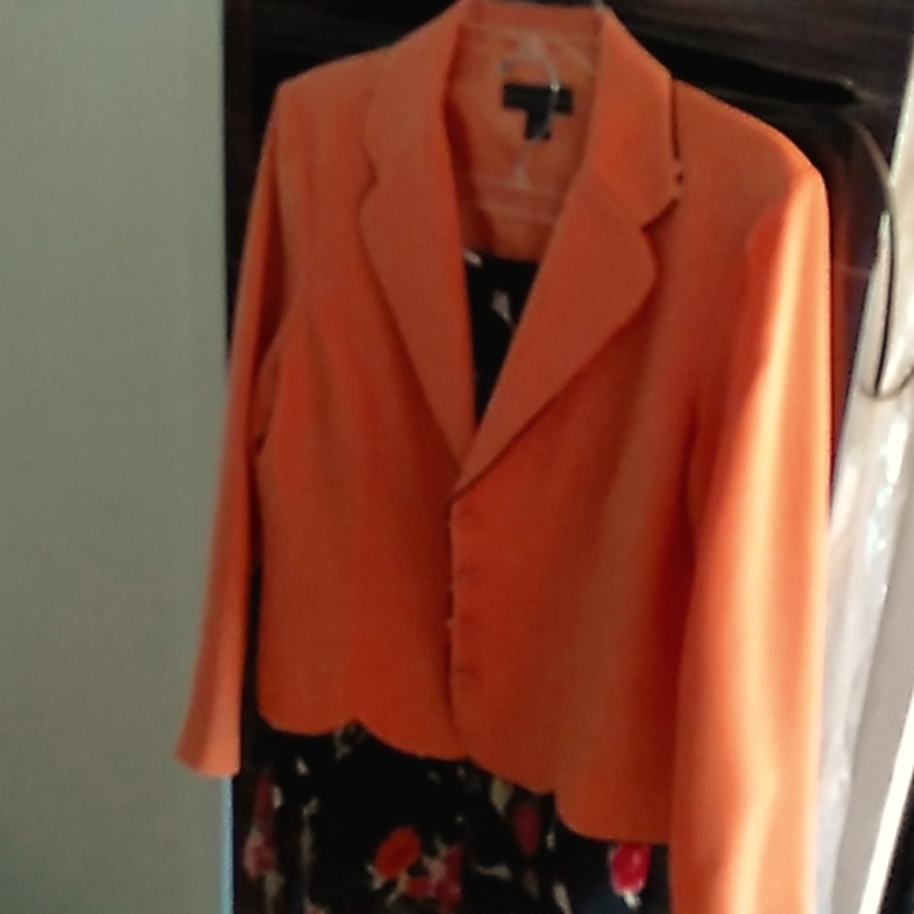 Womans 2 piece suit. Size 16. Peach.